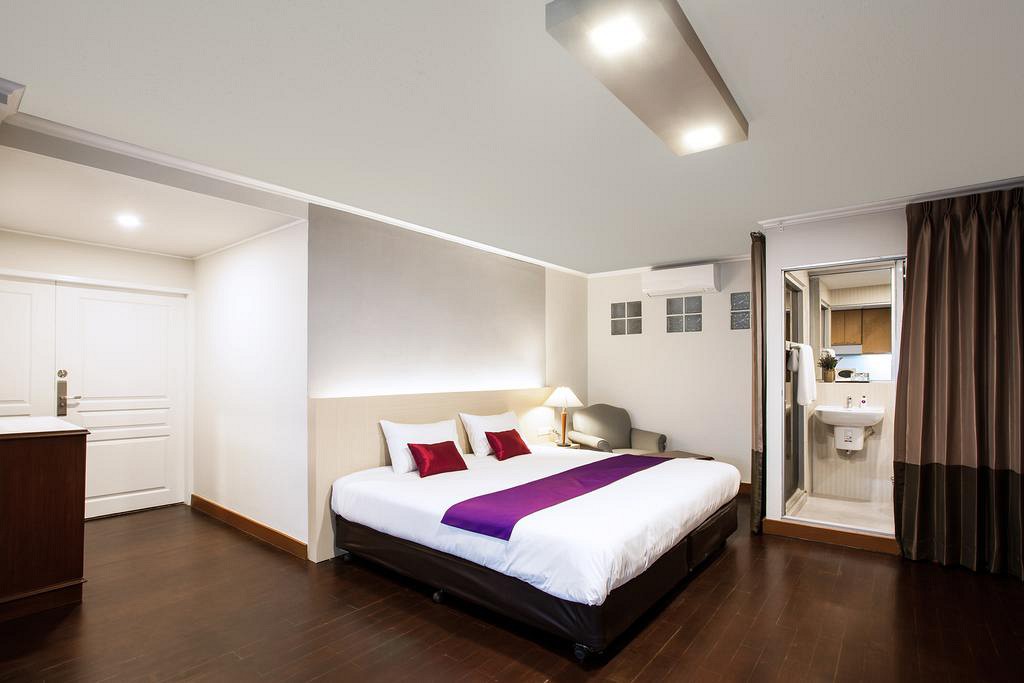 Step Sathorn Residence